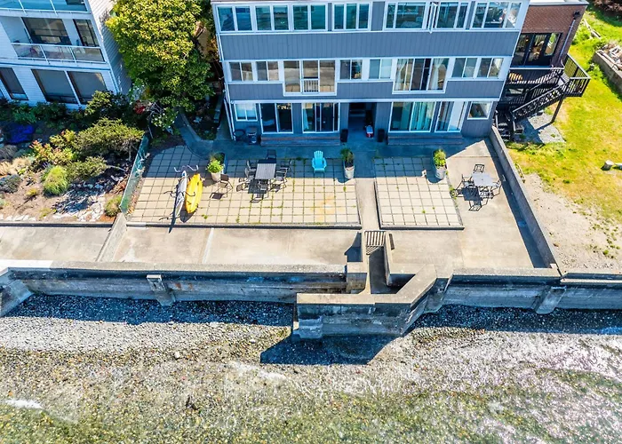 Seaside Serenity 1-Br Apt With Peek-A-Boo Sound Views
