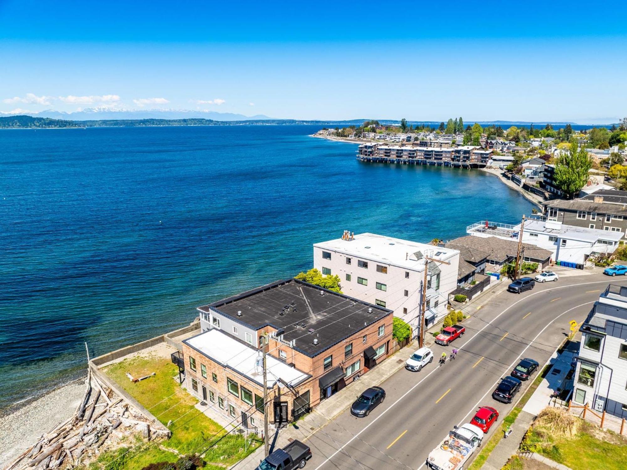 Seaside Serenity 1-br Apt With Peek-a-boo Sound Views Apartment Seattle
