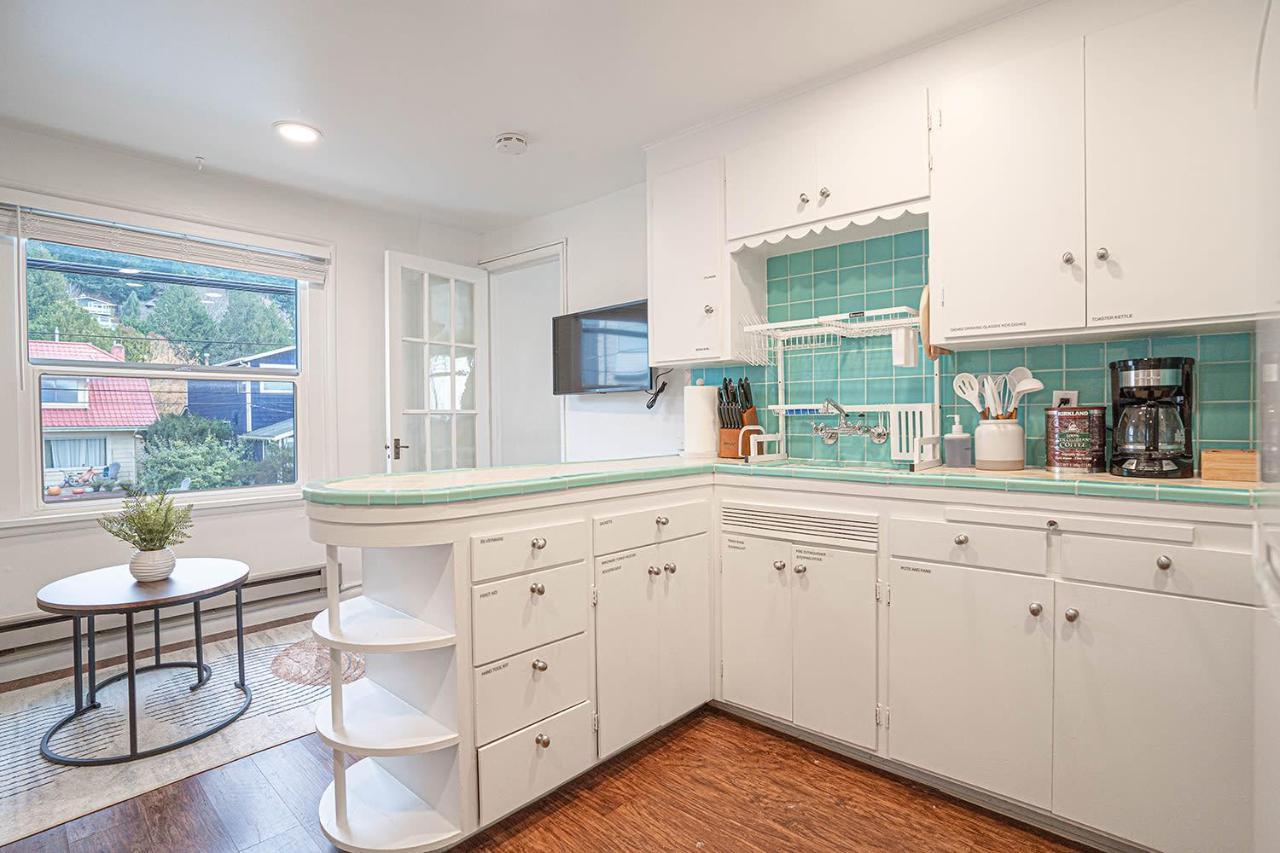 Seaside Serenity 1-br Apt With Peek-a-boo Sound Views *